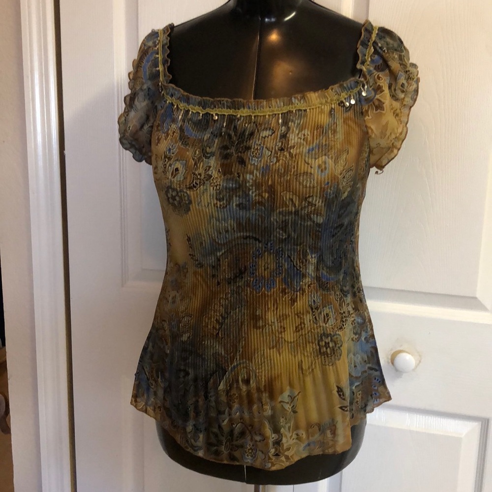 EUC MINIATURE PLEATED PIANO ON/OFF SHOULDER TOP